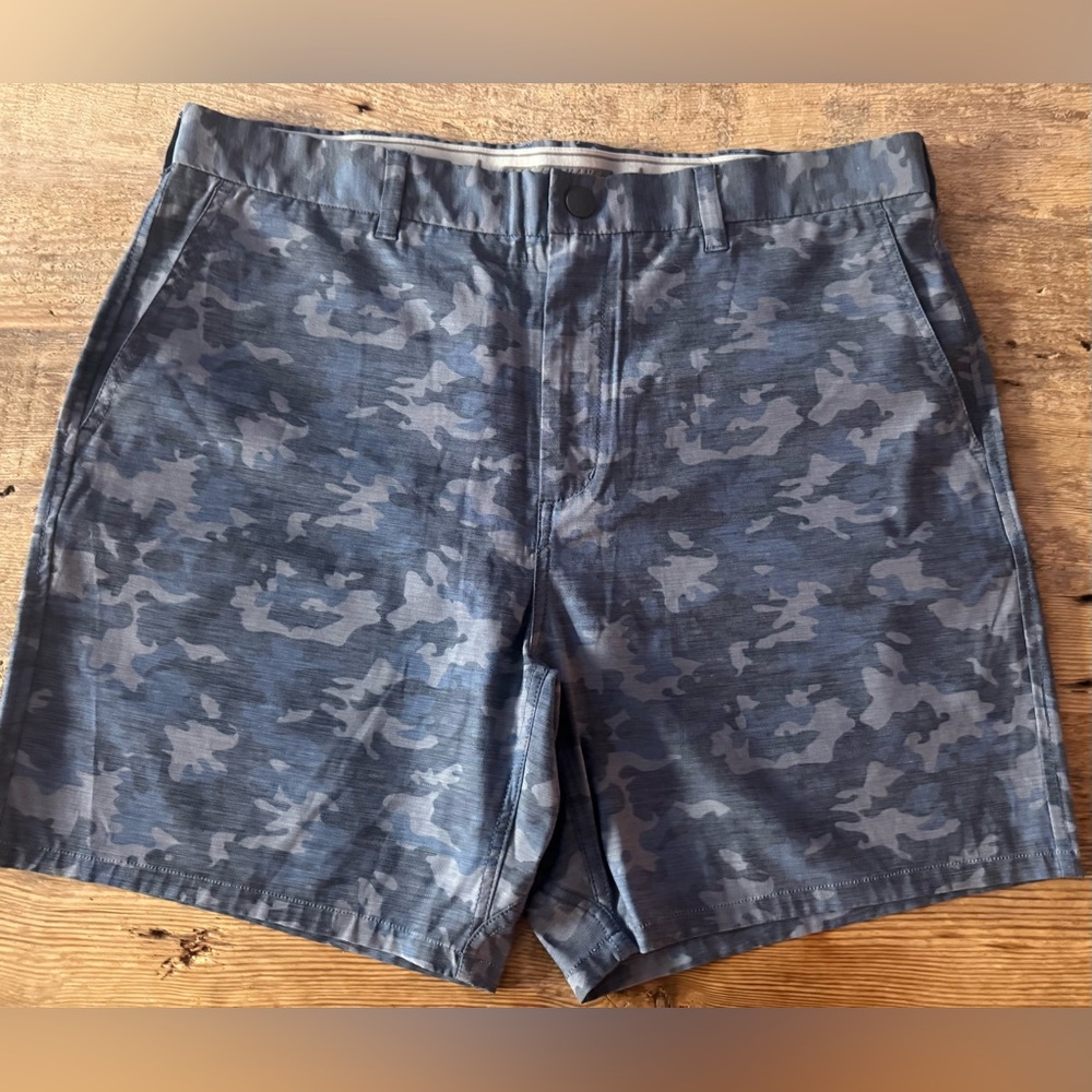 Johnnie-O Men’s Claymore Prep-Formance Woven Short
Size 35